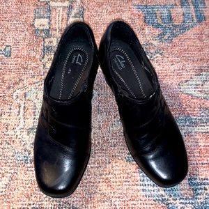 Size 7 women’s clarks black boots / shoes